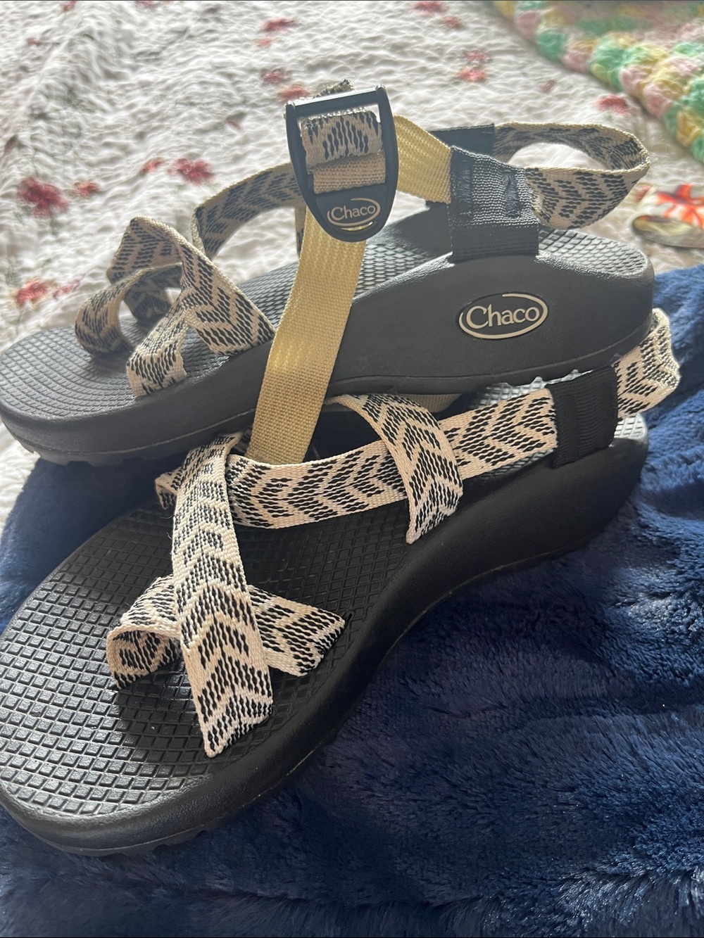 Chaco Women’s 6 w- Black Sandal with Beige Patterned Straps